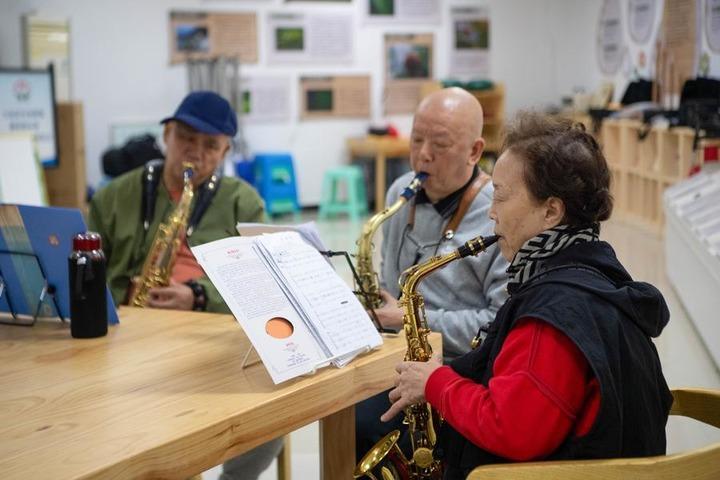 Senior residents practice musical instruments at a community-based activity center for elderly people in Jiangbei District, southwest China's Chongqing Municipality, Oct. 29, 2025. (Xinhua/Tang Yi)